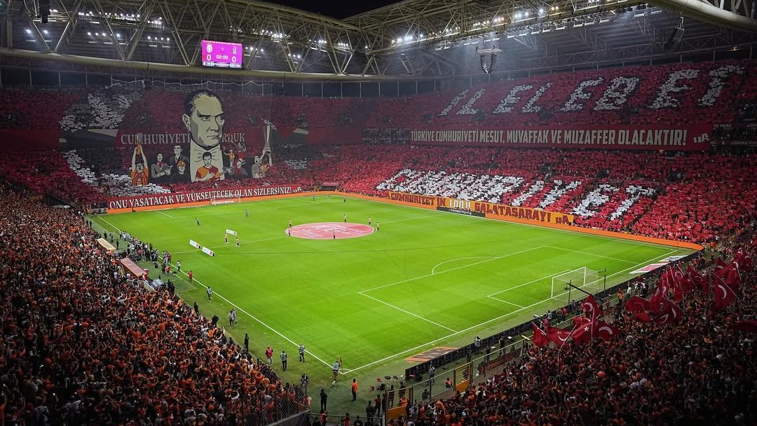 Atatürk portreli 'İlelebet' Cumhuriyet koreografisi